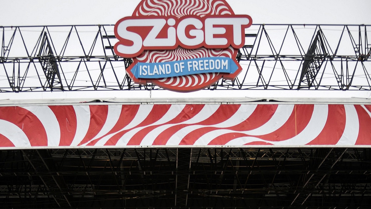 Szakadék szélén táncol a Sziget Fesztivál: külföldön is hullámokat vetett a sztori