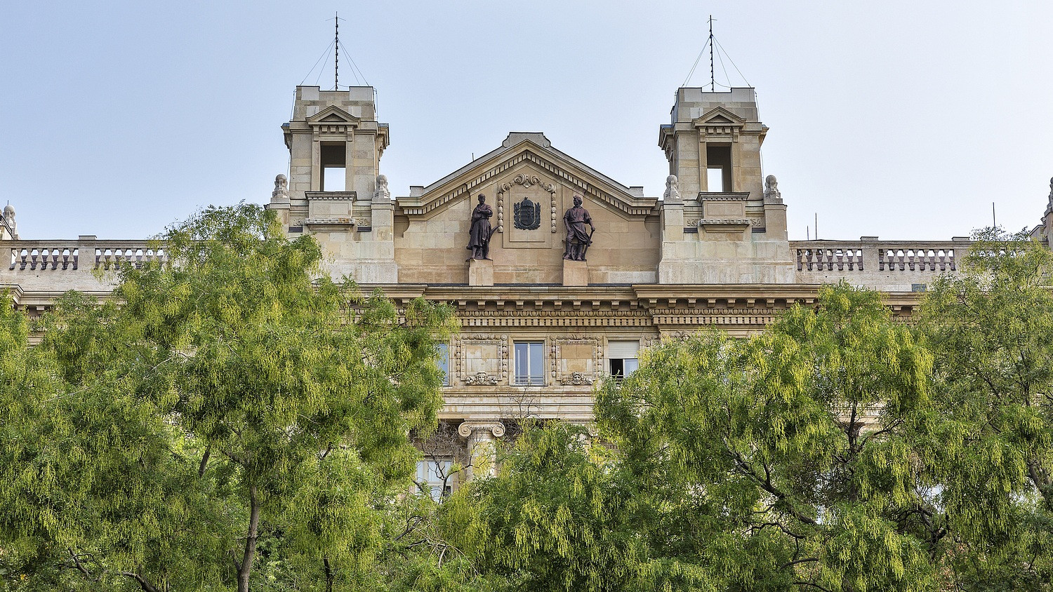Földcsuszamlás a magyar ingatlanpiacon: nemcsak az otthon startosok, az irodisták is feladják a leckét
