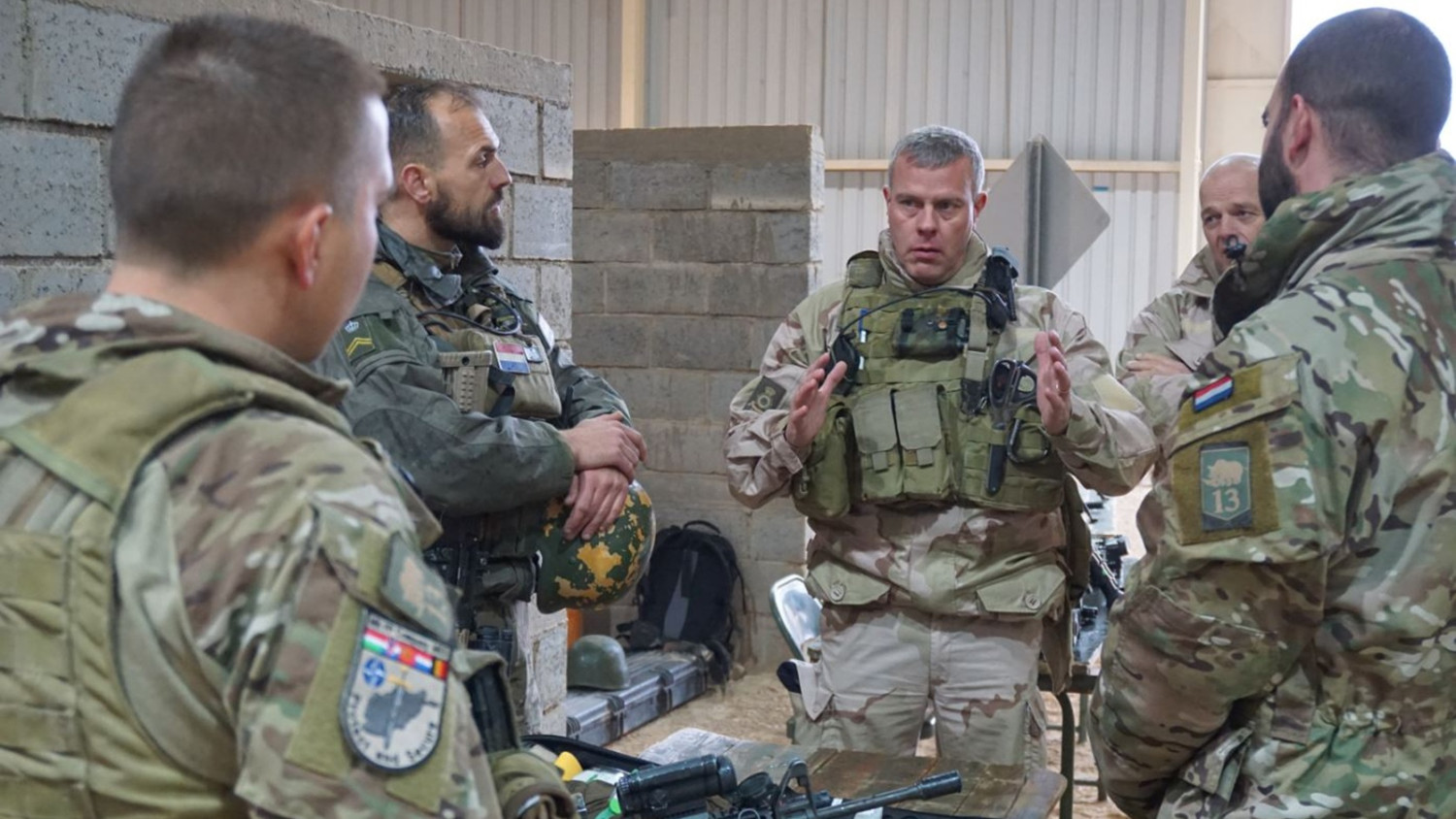 Megkongatta a vészharangot a NATO korábbi vezető katonatisztje: „háborúban állunk”