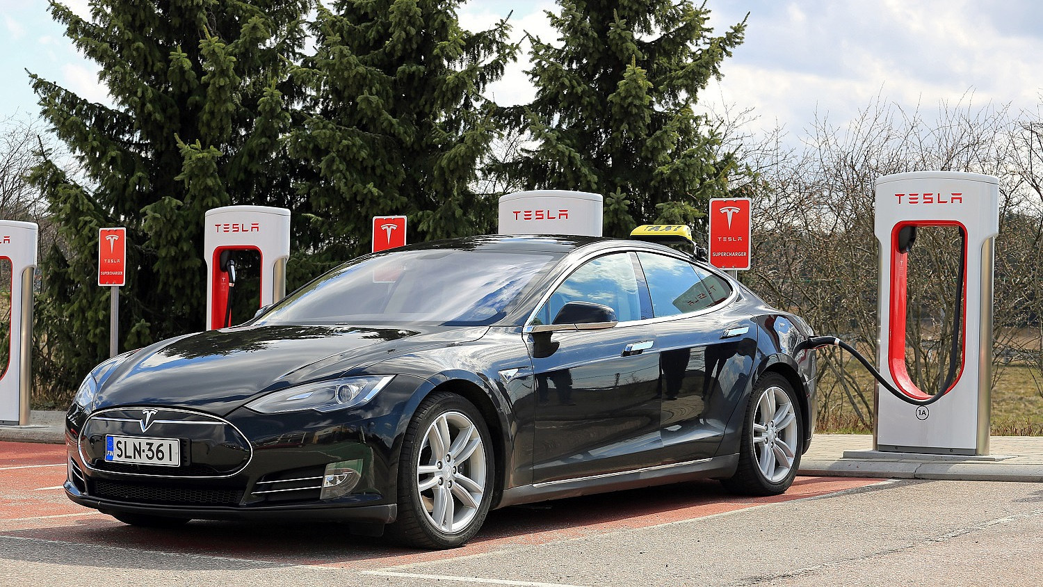Pártot alapít Elon Musk, zuhan a Tesla árfolyama – Forrás: Portfolio.hu