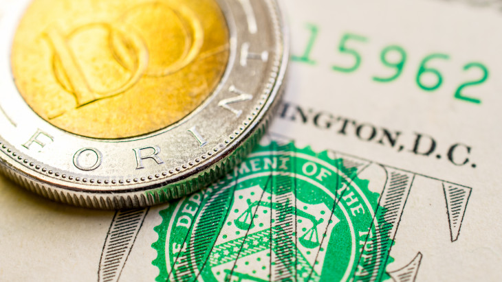 Ismét 400 forint alá merészkedett az euróárfolyam, de egyetlen rossz szóra jöhet a fordulat