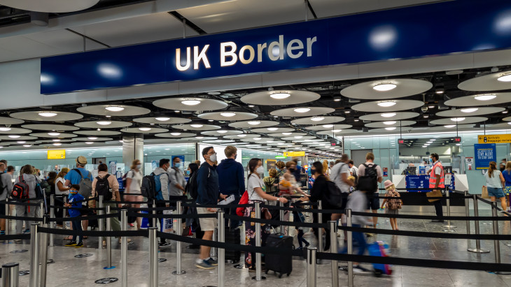 Húsz évet kell várnia, aki letelepedne Nagy-Britanniában