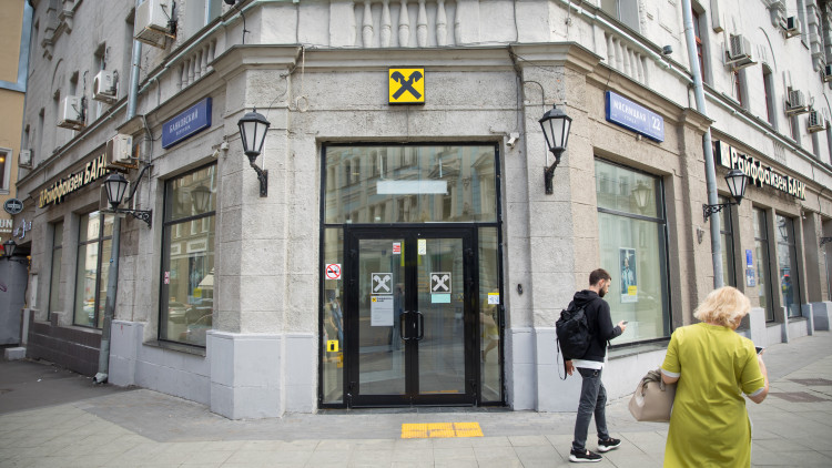 Közel 50 milliós bírságot kapott a Raiffeisen az MNB-től