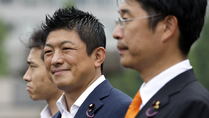 Kiszabadult a szélsőjobboldali szellem a palackból: Európában jól ismert üzenetekkel erősödik a „japán Trump”