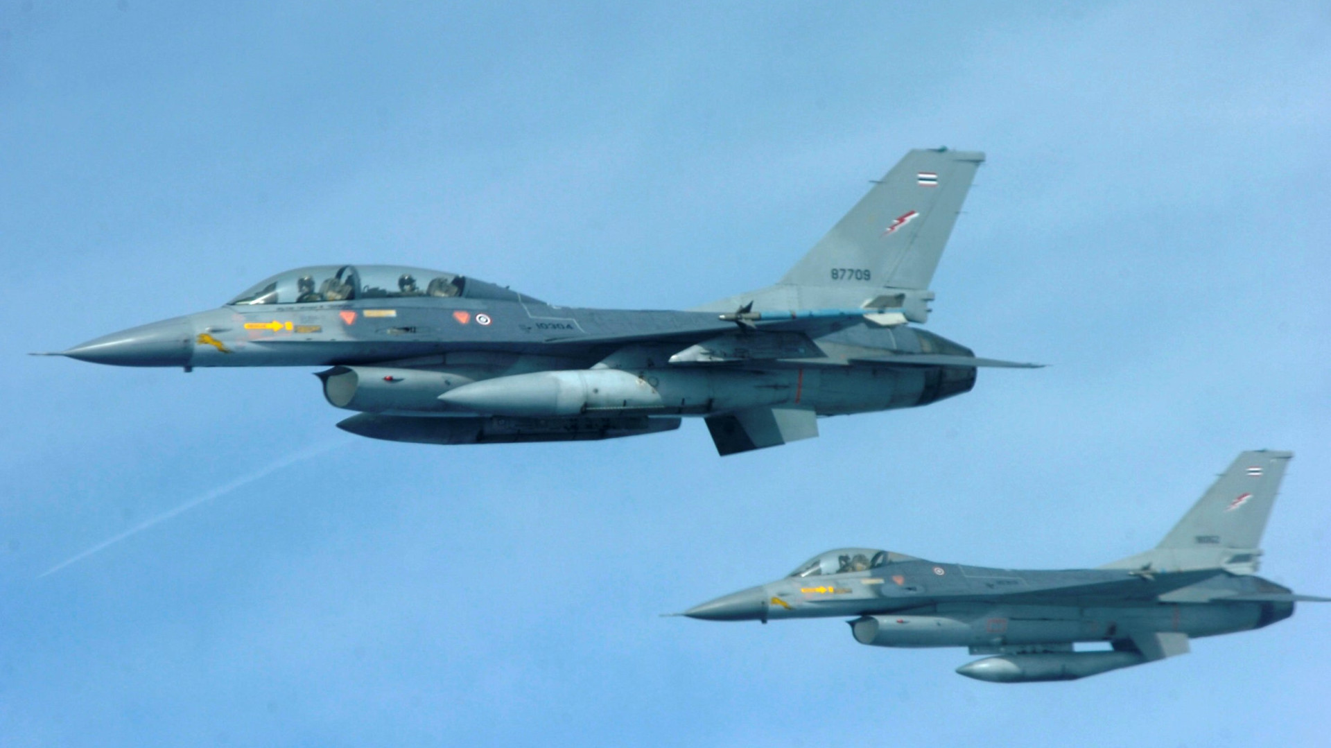 Háború robbant ki két ország között: F-16-osokat is bevetettek, ezrek menekülnek – Forrás: Portfolio.hu