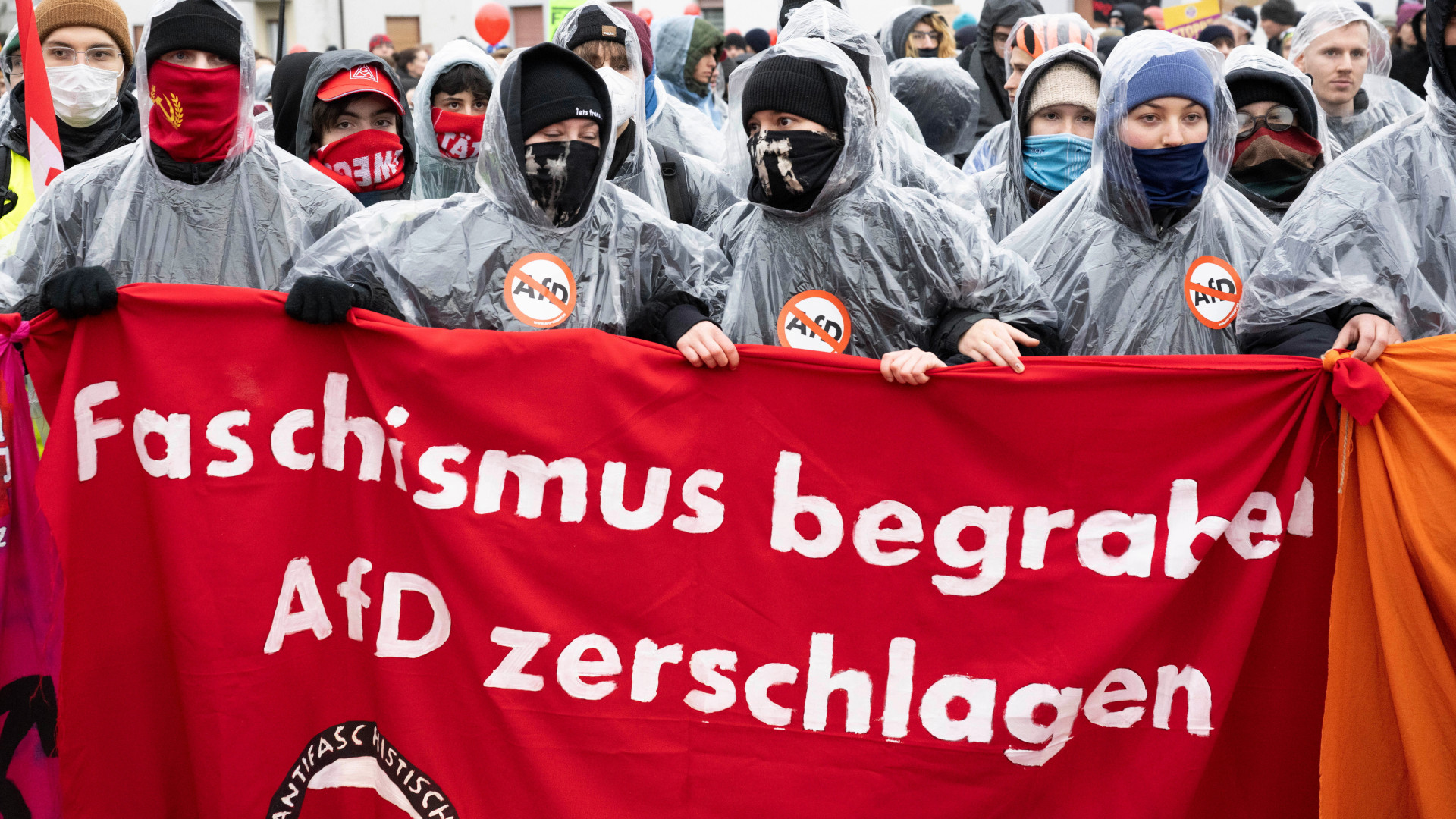 Megdöbbentő képsorok: elszabadult az erőszak Európa vezető hatalmában, tízezrek tiltakoztak