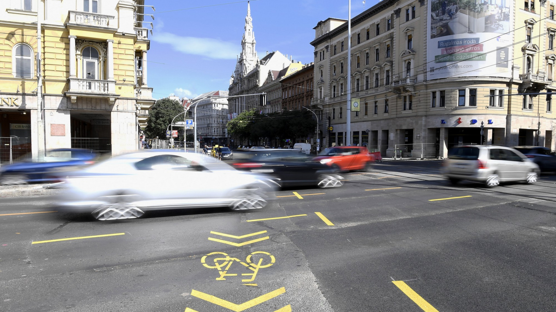 Jó hír a belvárosban autózóknak: vártnál hamarabb szűnnek meg a dugók a Blaha Lujza tér körül Jó hír a belvárosban autózóknak: vártnál hamarabb szűnnek meg a dugók a Blaha Lujza tér körül