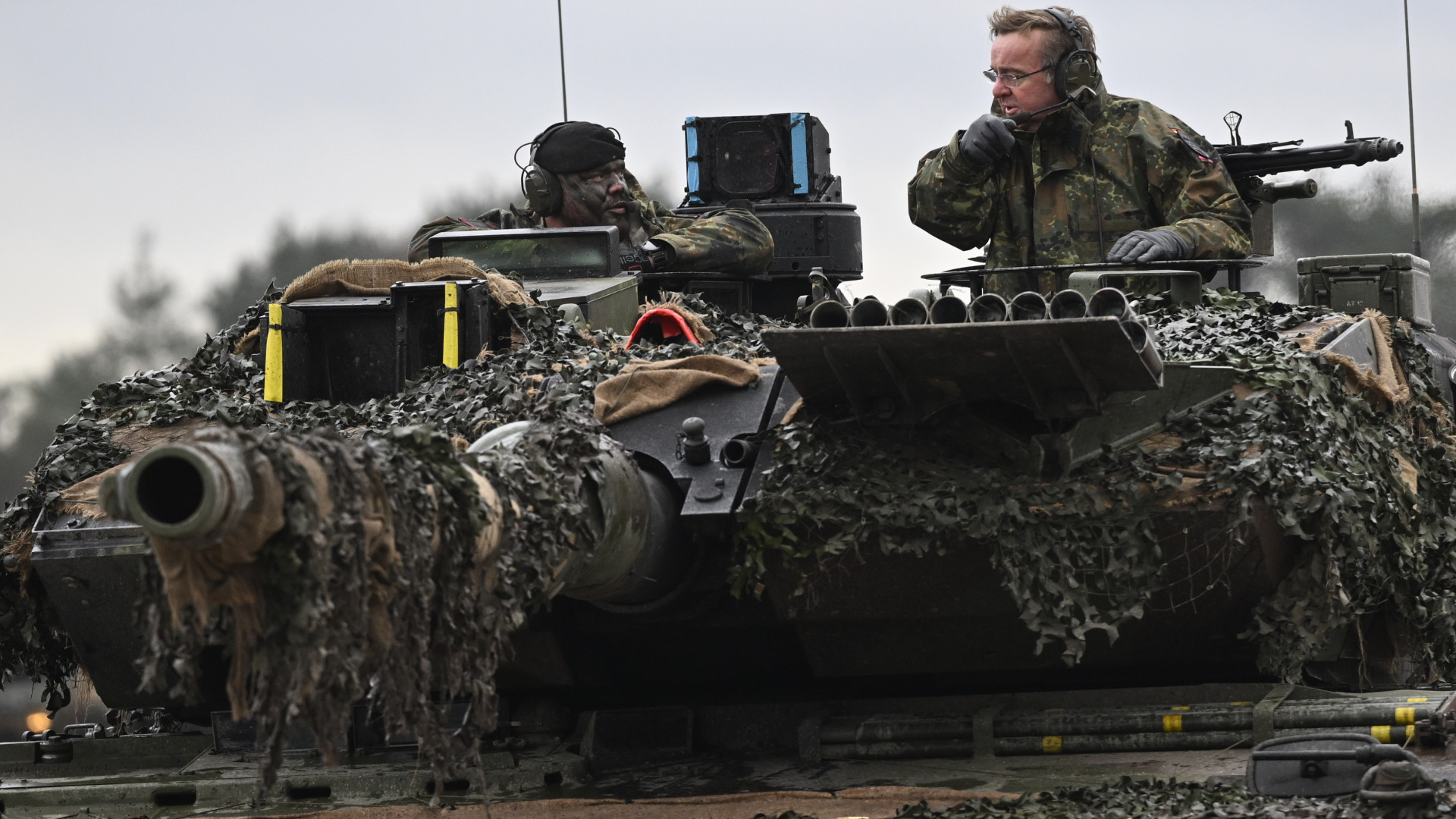 Mélyen a zsebébe nyúl jövőre Ukrajna egyik legnagyobb támogatója – Kulcsfontosságú fegyverek érkezhetnek a harctérre