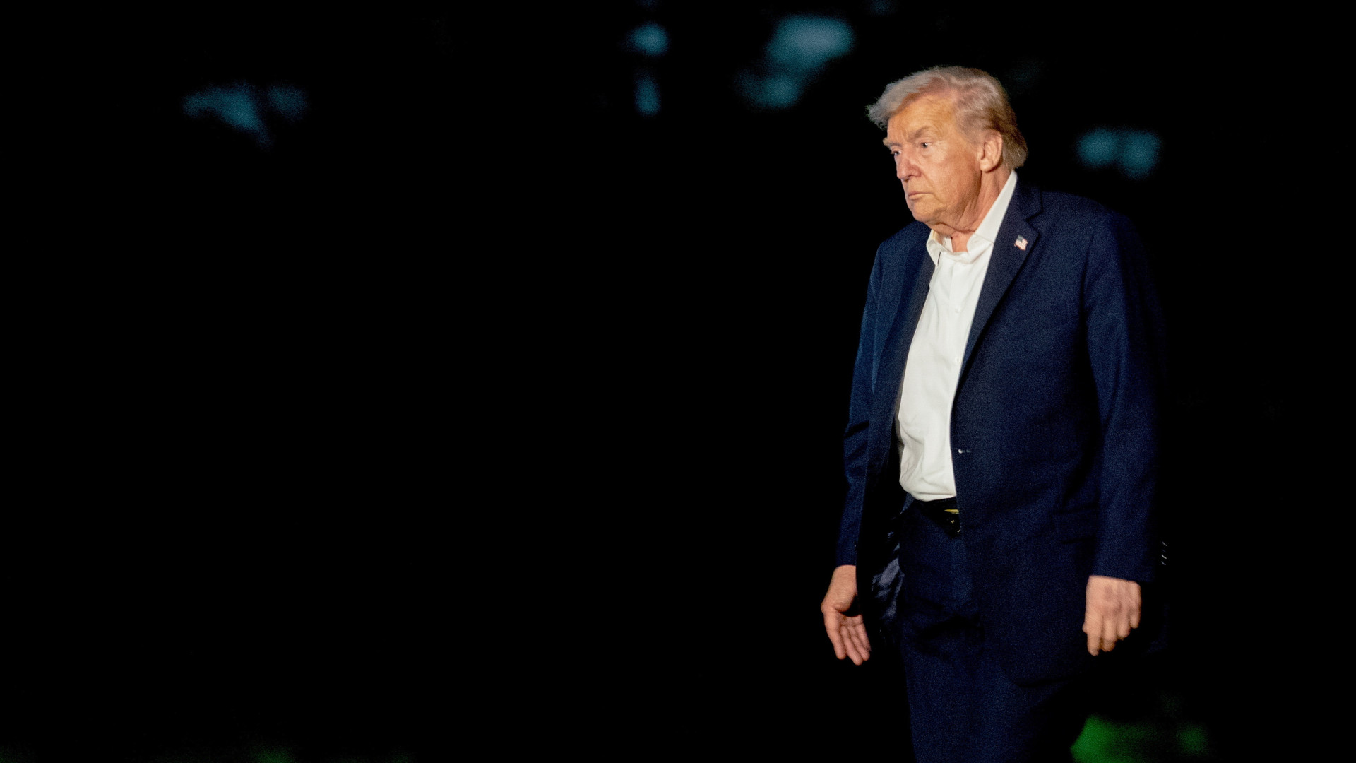 Nem szabadul Donald Trump a sötét botrány árnyékából – Hiába került több ezer oldal napvilágra, a kérdések csak gyarapodnak