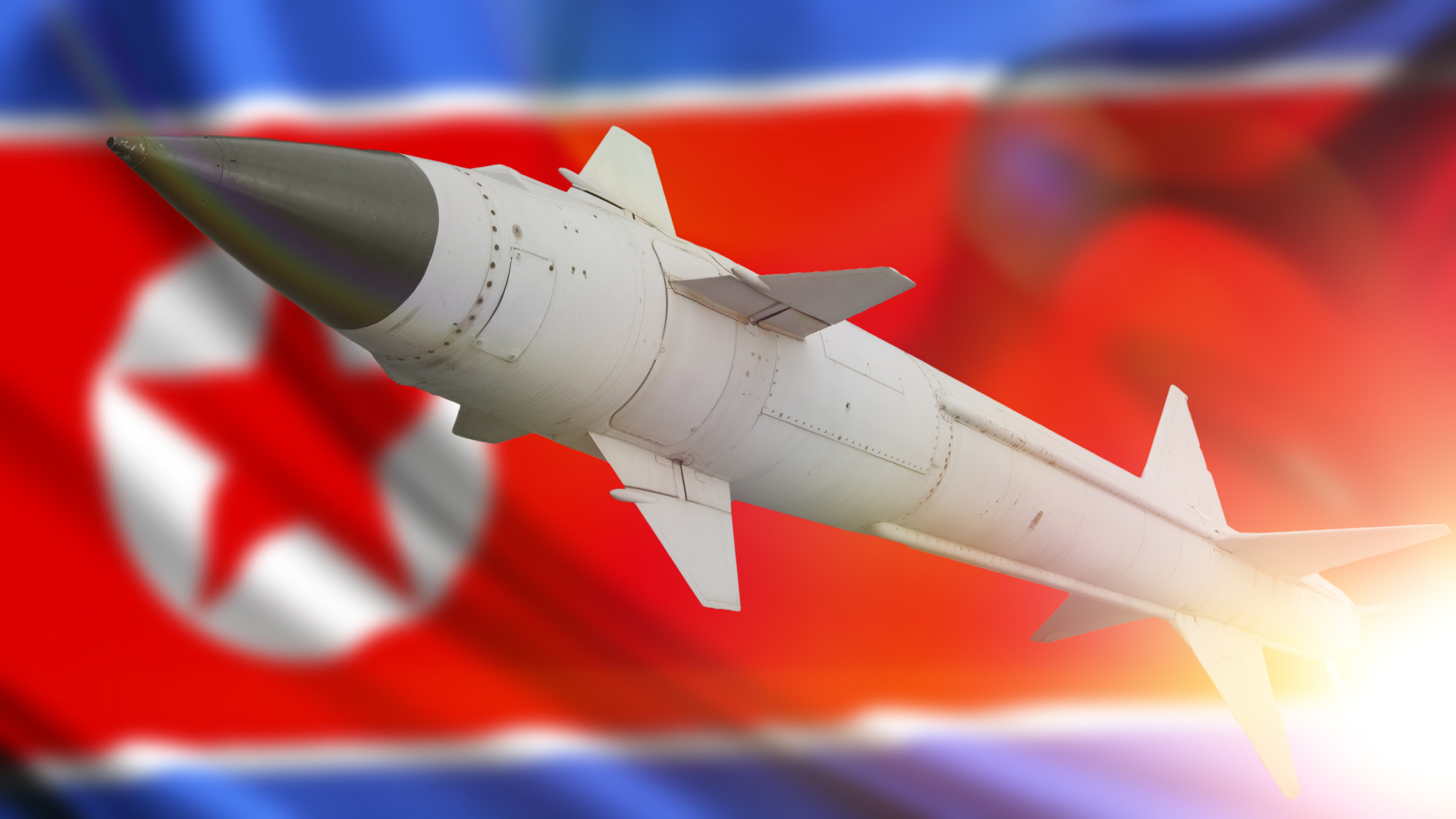 A Koreai-félszigetre érkezett Donald Trump, Phenjan cirkálórakétákkal fogadta