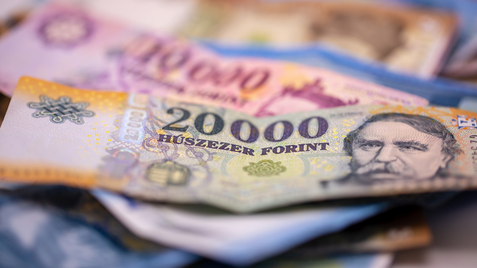 Nem tud megállni a forint: itt az újabb másfél éves csúcs