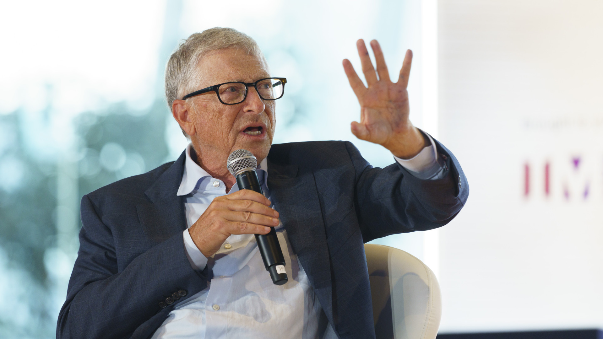 Sokkoló figyelmeztetés Bill Gatestől: hamarosan kipukkan az AI-lufi?