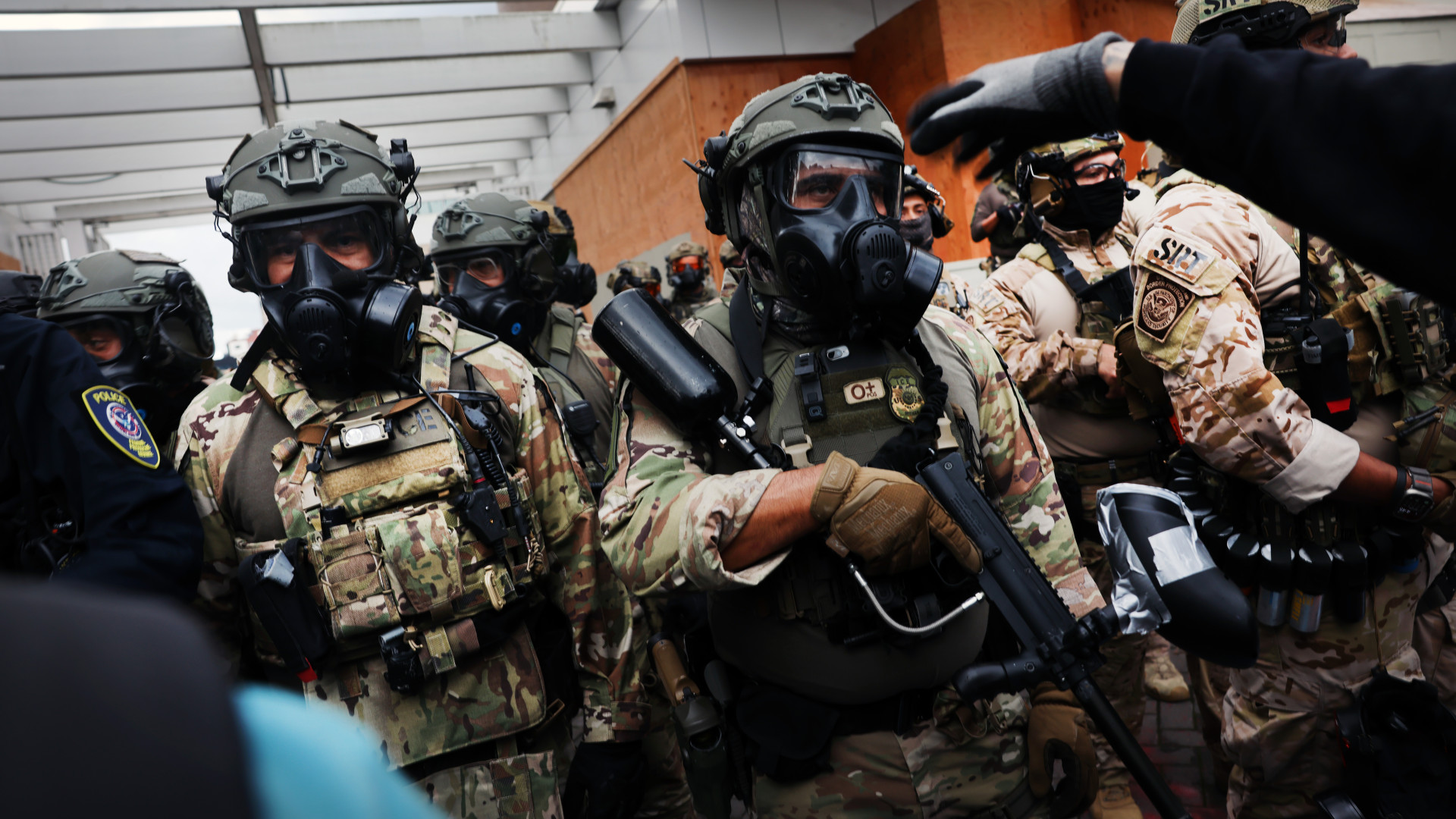 Forrnak az indulatok Amerikában: Trumpék terrortámadást és lázadást, a demokraták önkényes inváziót emlegetnek – Forrás: Portfolio.hu