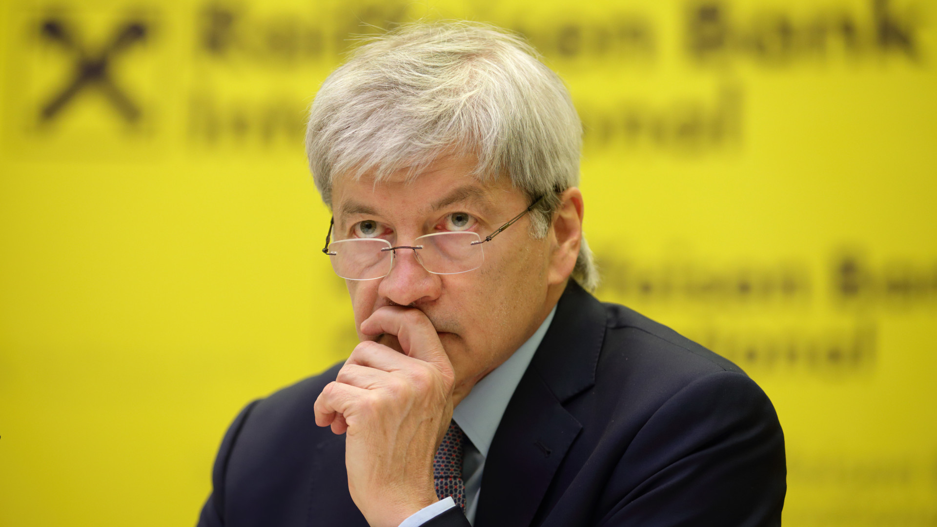 Raiffeisen-vezér: Nem adjuk fel az orosz leánybank eladását