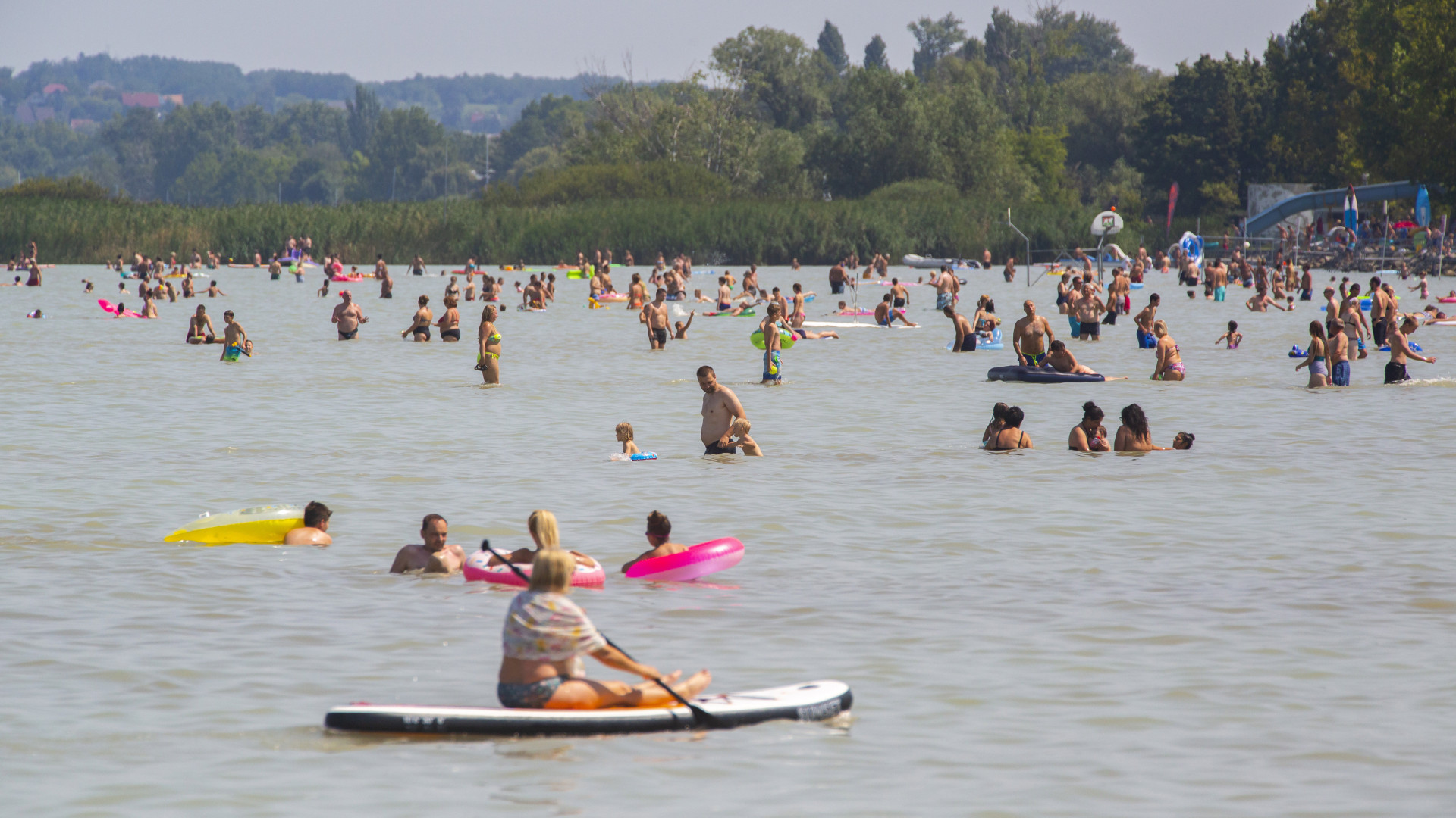 Itt a kánikula: a Balaton akár 25 fokig melegedhet a héten