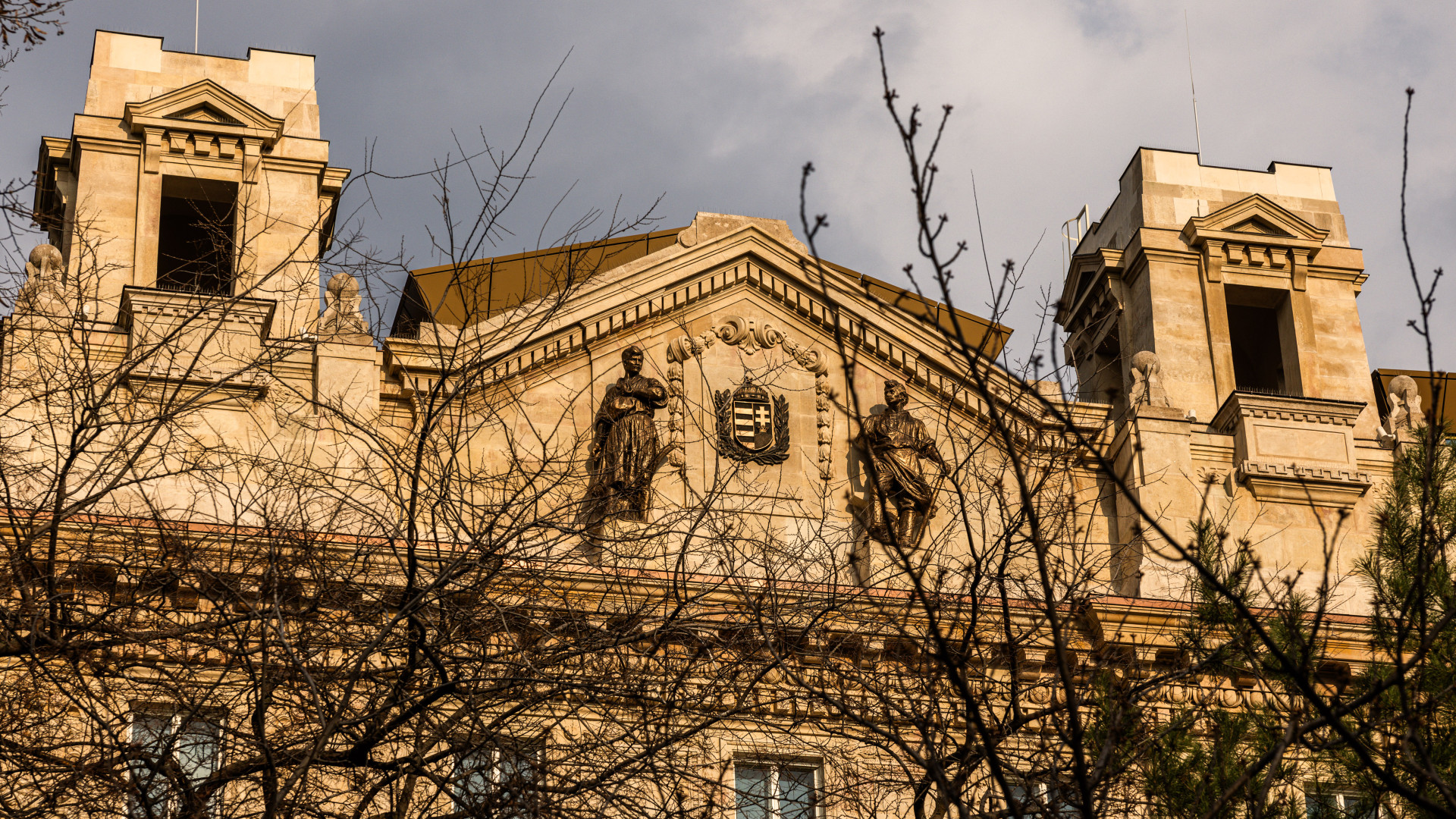 Megremegett a forint a kormányzati jelzésektől – Mit lép a jegybank?