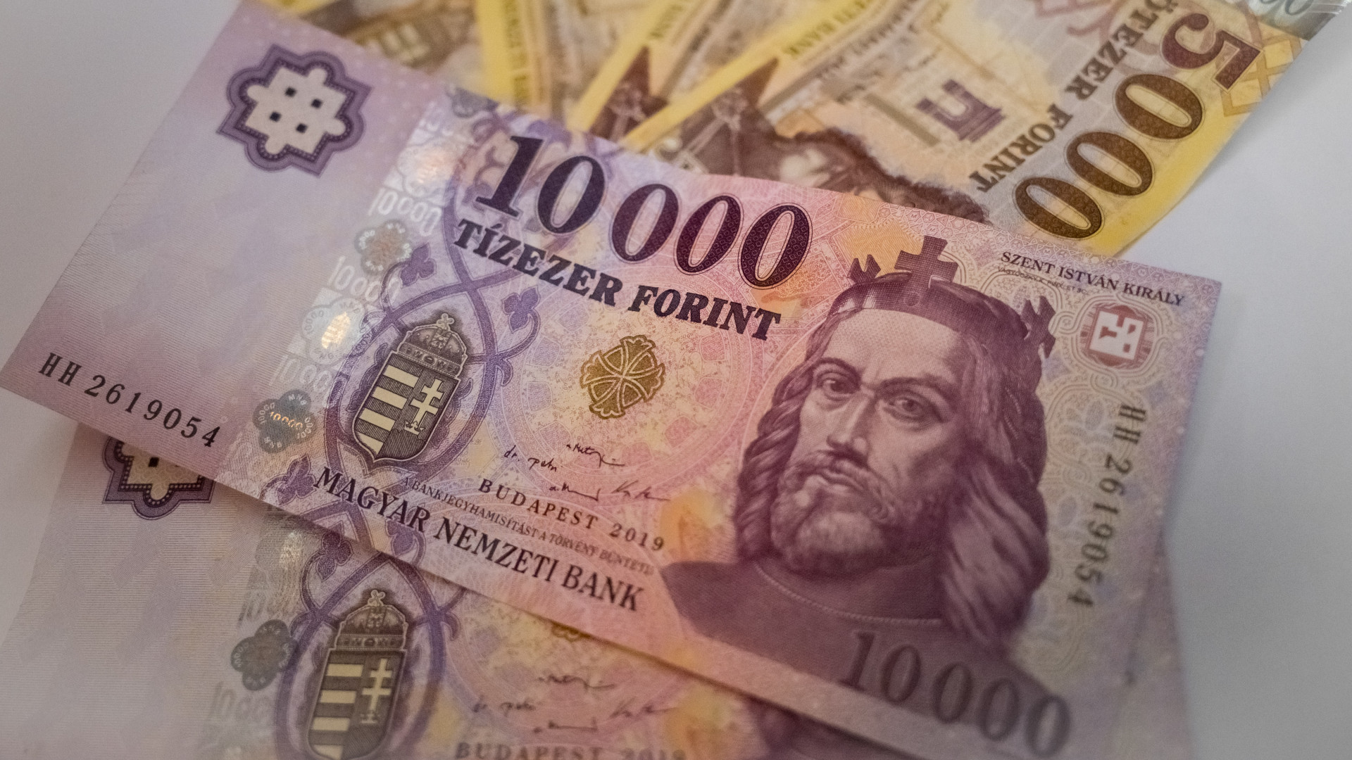 Pénteken sem pihen a forint