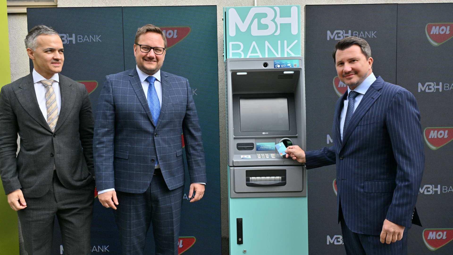 Ellepik a benzinkutakat a bankautomaták - Nagy bejelentést tett az MBH