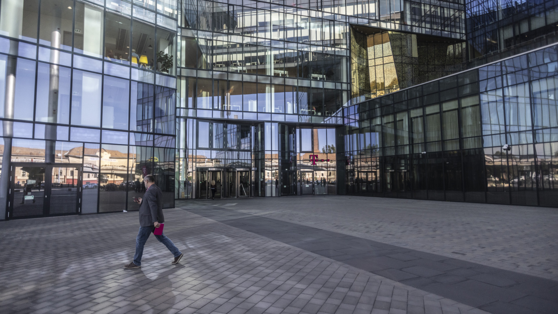 Leépítés jön a Telekomnál, de bérfejlesztés is