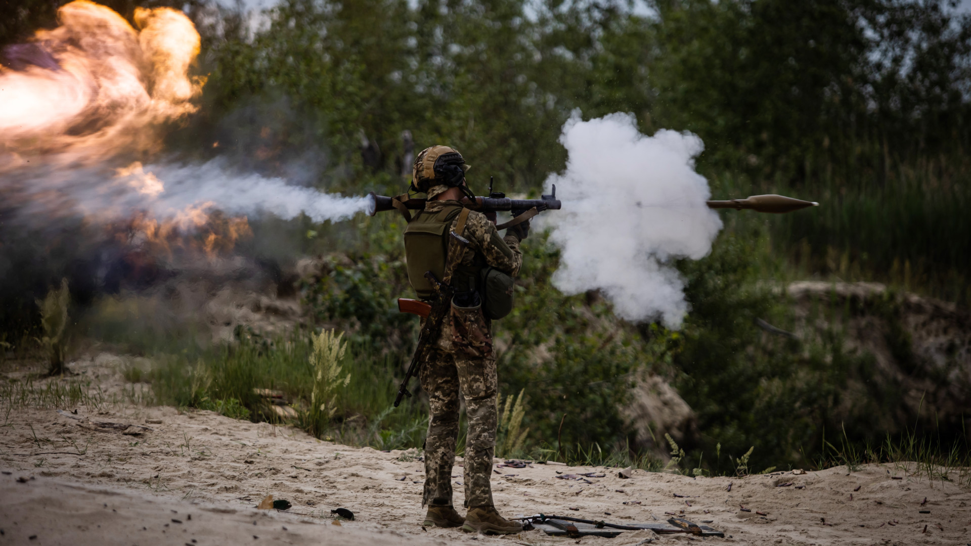 Ennek a videónak ott a helye minden katonai bakis válogatásban: komikus módon sikerült szétlőniük egy kocsit az ukrán katonáknak – Forrás: Portfolio.hu