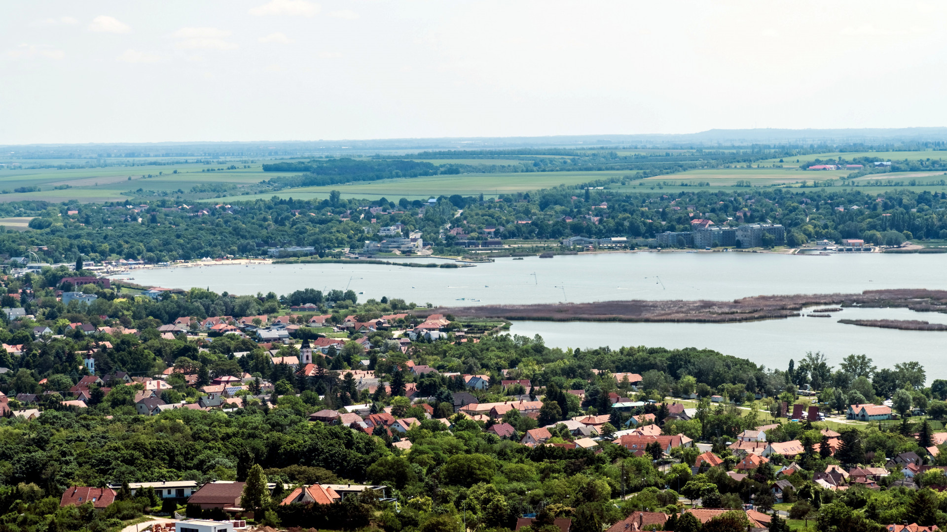 Úgy vesszük a nyaralókat, mint a cukrot - Izzik a Balaton és a Velencei-tó körüli nyaralópiac Úgy vesszük a nyaralókat, mint a cukrot - Izzik a Balaton és a Velencei-tó körüli nyaralópiac