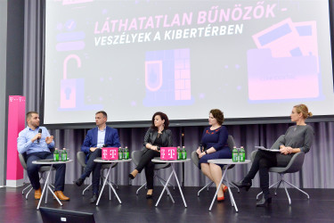 A panelbeszélgetés résztvevői: Nagy Zoltán, Krasznay Csaba, Oroszi Eszter, Bíró Gabriella, és a moderátor, Bombera Krisztina