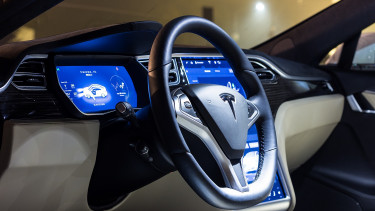 Őrült módon kezdte venni a Tesla-részvényeket Elon Musk
