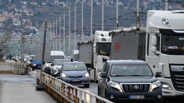 Hatalmas a torlódás az Árpád hídon, az 1-es villamos sem jár