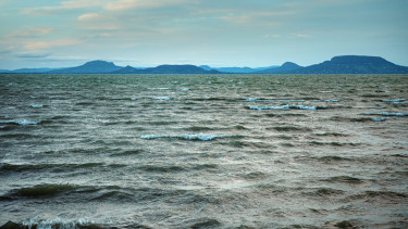 Tilos fürdeni a Balaton legnagyobb részében