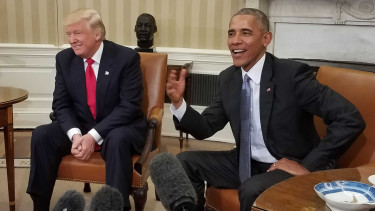 Olyan videót tett közzé Donald Trump, amelyben bilincsbe verve viszik el Barack Obamát