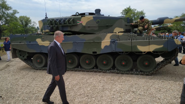 benkő tibor honvédelmi minisztérium miniszter leopard 2a4 tank honvédség