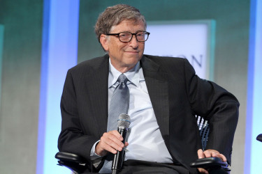 Bill Gates, a Microsoft alapítója sunyin mosolyog egy konferencián. Fotó: Shutterstock