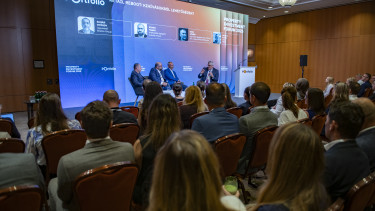 Még mindig a fast fashion uralja a plázákat, de a háttérben már érik a változás