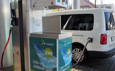 CNG üzemű autó töltése Budapesten