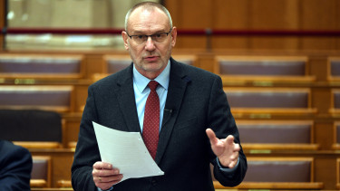 Már nyomtatják a nyugdíjasok 30 ezer forintos élelmiszer-utalványait, így fognak kinézni
