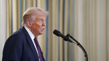 Nagy svunggal ment Trump beszédet tartani a tábornokainak: 