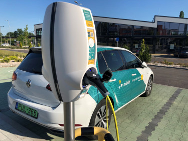 elektromos autó töltése