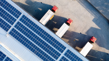 elektromos teherautó-áramtermelés-beruházás-energiatermelés-fenntartható-logisztika-megújuló-energia-napelem-napenergia-raktár-szállítás