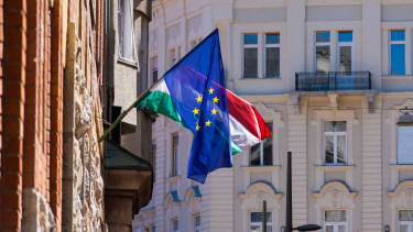 eu-támogatás uniós forrás kohéziós forrás-építészet-épület-Európai-Unió-homlokzat-Magyarország-unió-város-zászló