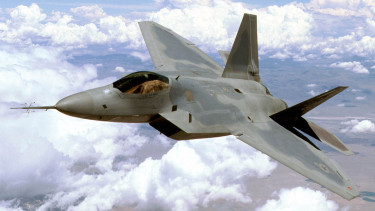 Amerikában megvillantották, milyen lesz a jövő háborúja: középpontban az F-22 Raptor és az MQ-20 Avenger