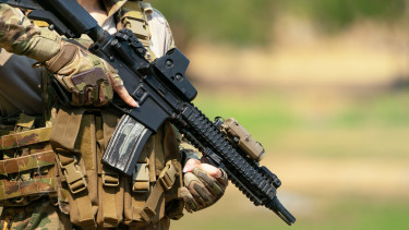 fegyveres női katona HK 416-ossal