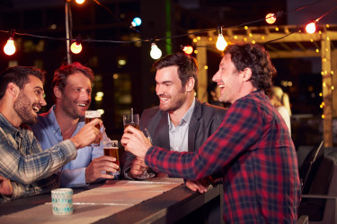 Fiatal férfiakból álló baráti társaság sört fogyaszt. Fotó: Shutterstock