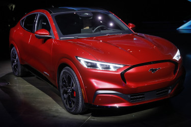 ford mustang march-e elektromos auto oldalrol