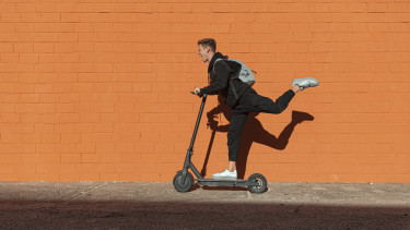 GettyImages-1279184595-elektromos-fiatalok-közlekedés-mobilitás-roller-szabadidő-utazás