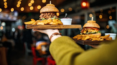 GettyImages-1295387240-burger-élelmiszer-étel-étkezés-étterem-gasztronómia-gyorsétterem-sült-krumpli-vendéglátás