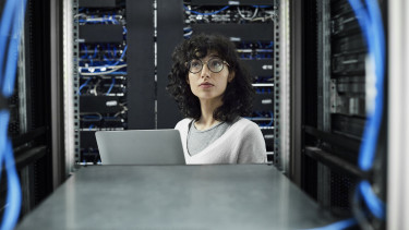 GettyImages-1307905775-adatközpont-digitális-hálózat-informatika-innováció-laptop-számítógép-szerver-technológia