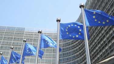 GettyImages-1403082280-brüsszel-épület-európa-Európai-Bizottság-európai-parlament-Európai-Unió-integráció-nemzetközi-politika-zászló