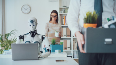 GettyImages-1518657698-automatizálás-digitális-innováció-iroda-jövő-laptop-mesterséges-intelligencia-munkahely-technológia
