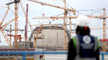 GettyImages-1806665366-atomerőmű-beruházás-daru-energetika-építkezés-kivitelezés-munkás
