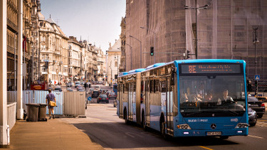 GettyImages-1883533348-belváros-busz-építészet-épület-felújítás-közlekedés-terek